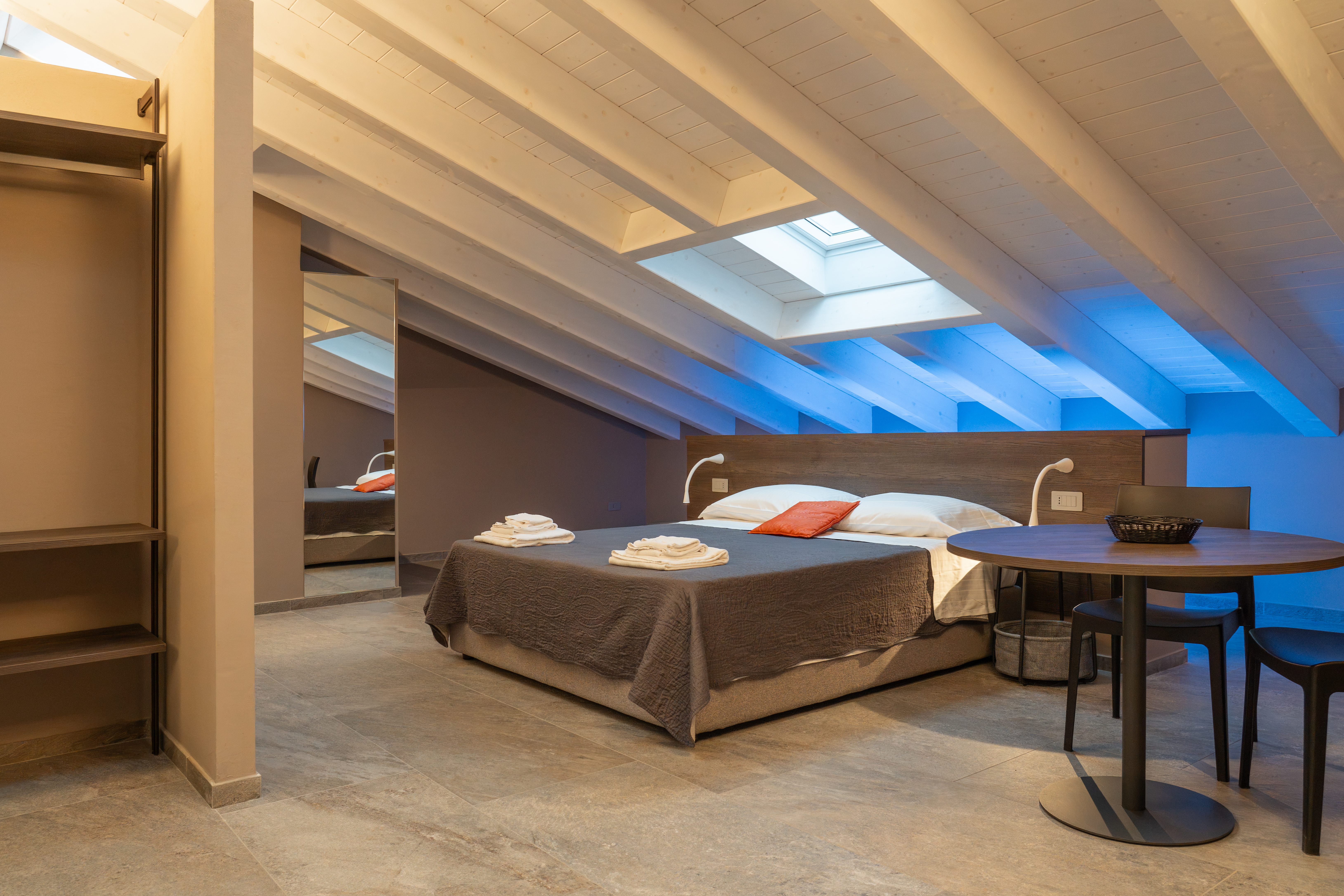 Cameretta in legno laccato Luna con letto a castello con scivolo N24 di Scandola